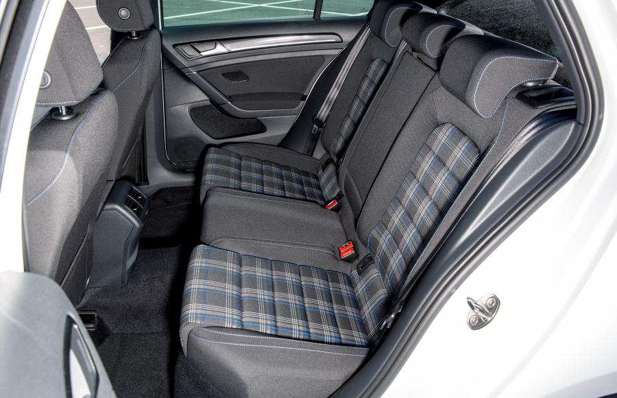  Volkswagen Golf GTE 2015 года  (UK) (фото 13 из 22)